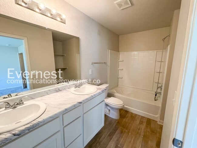 Building Photo - 4 Bed, 2 Bath Home with 2 Car Garage / Available Now!