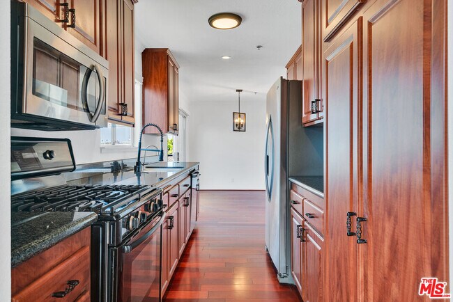 Building Photo - 116 S Croft Ave