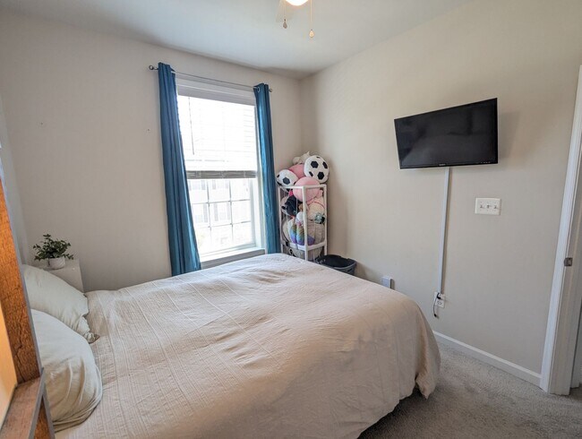 Building Photo - END UNIT newer build in ideal Frederick lo...