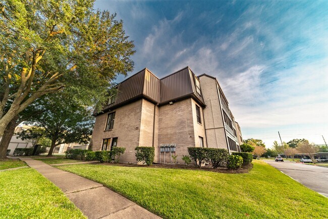 Building Photo - 3055 Walnut Bend Ln
