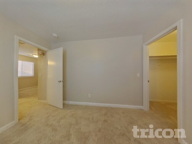 Building Photo - 2098 E Haflinger Way