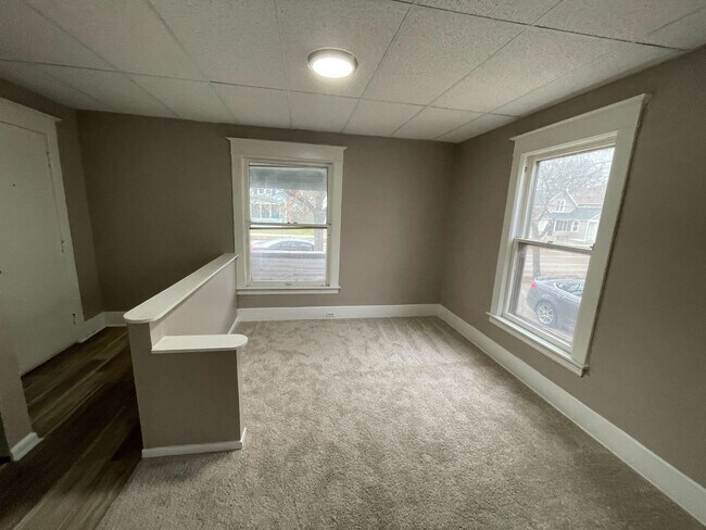 Building Photo - 239 Ann St NE