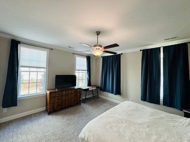 Building Photo - Pre-leasing for an April Move in-TOWN MADISON