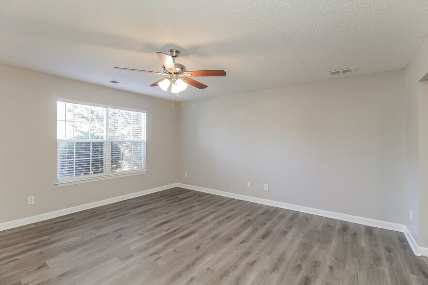 Building Photo - 520 River View Dr