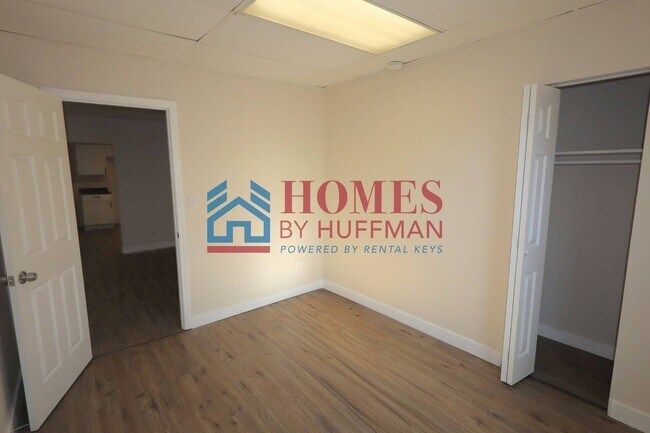 Building Photo - Four Bedroom House | One Bathroom
