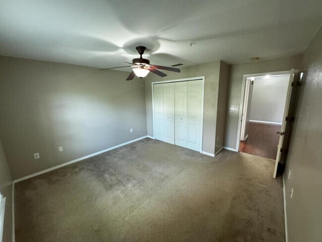 Building Photo - 5455 Vineland Rd