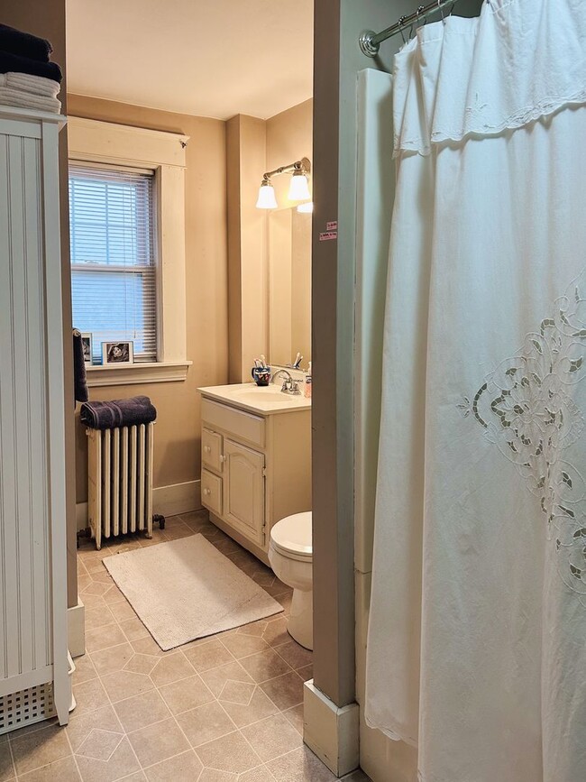 Building Photo - Charming 2 Bed 1 Bath
