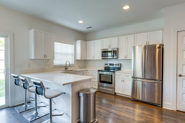 Building Photo - Convenient Nashville Rental Near Percy Pri...