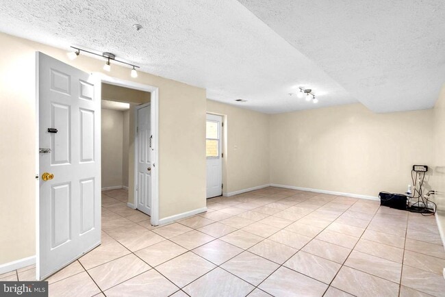 Building Photo - 8913 Tonbridge Terrace