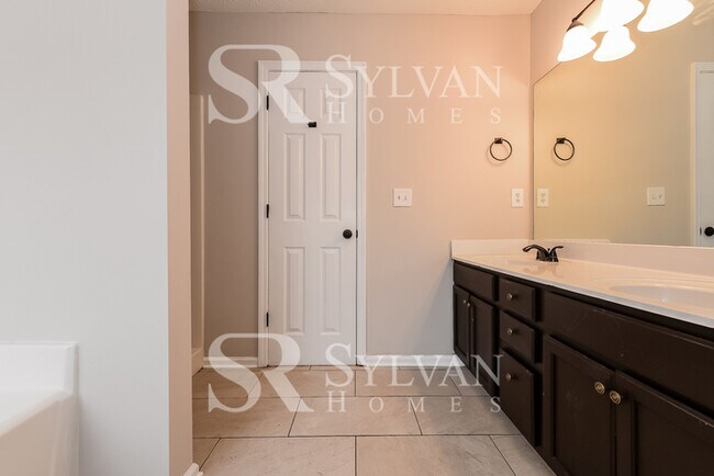 Building Photo - 2053 Oak Terrace Dr SE