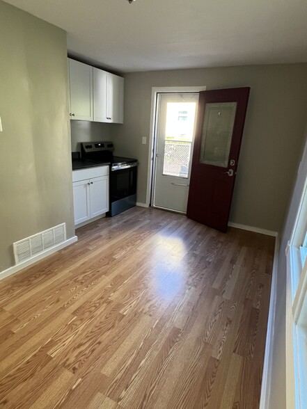 Eat In Kitchen / side door to the house - 78 Walnut Rd
