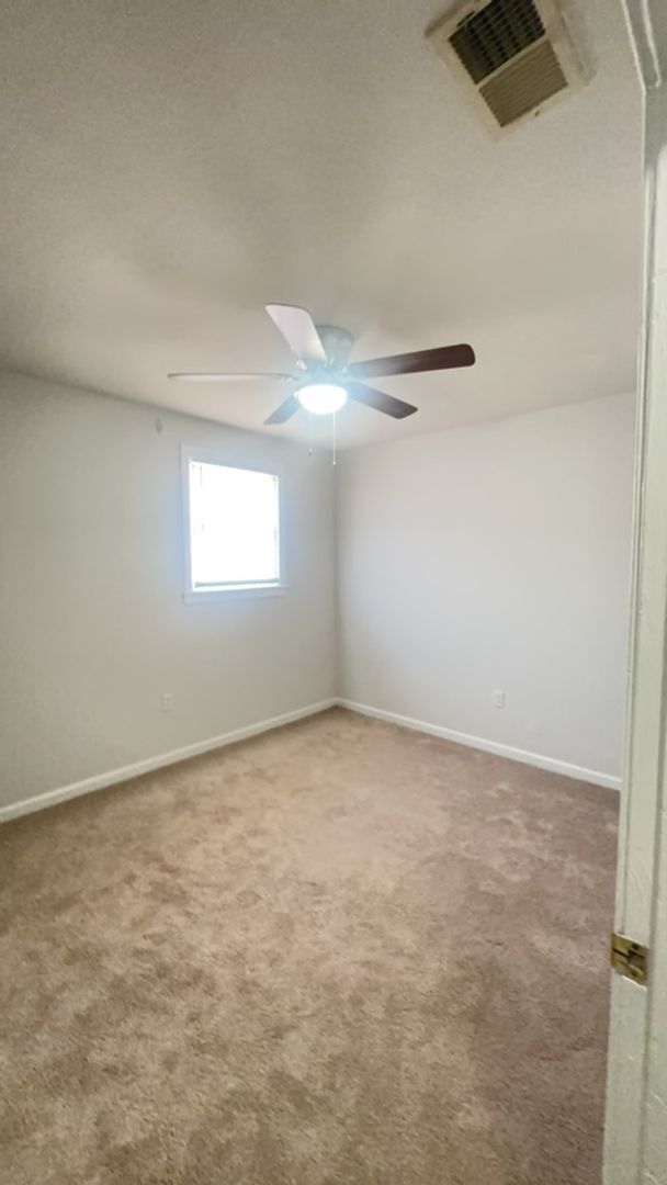 Building Photo - Recently renovated 2bedroom 1 bath townhom...