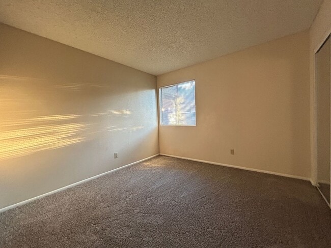 Building Photo - NO HOA- **NEW INTERIOR PAINT AND NEW FLOOR...