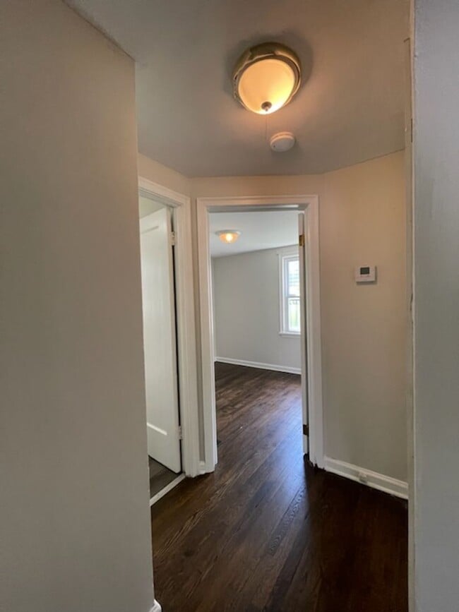 Building Photo - Bright & Inviting 2-Bedroom Home with Larg...