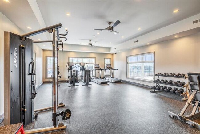 Building Photo - 204 River View Ln