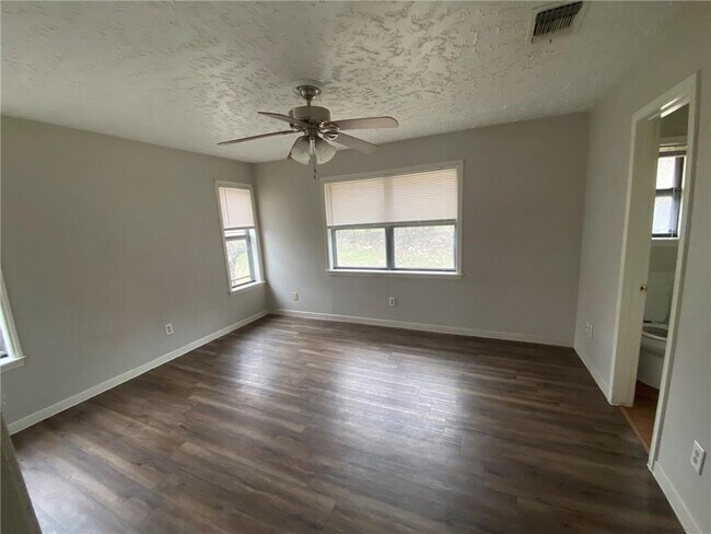 Building Photo - 906 N LBJ Dr