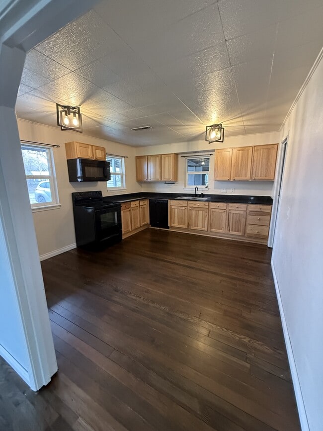 Building Photo - 447 N 5th St