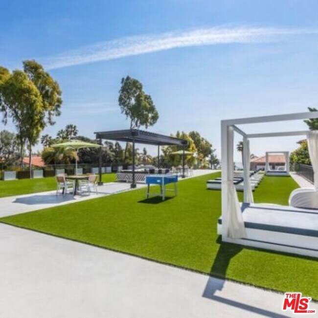 Building Photo - 6600 Beachview Dr