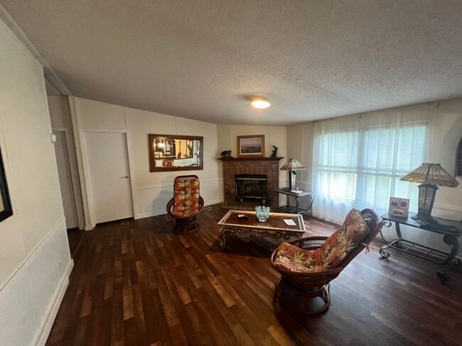 Building Photo - AVAILABLE LATE-FEBRUARY 2026! (Pet Friendly)