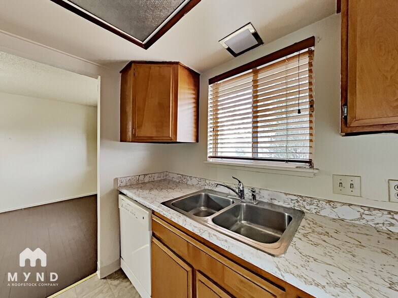 Building Photo - 750 Rhode Island Dr