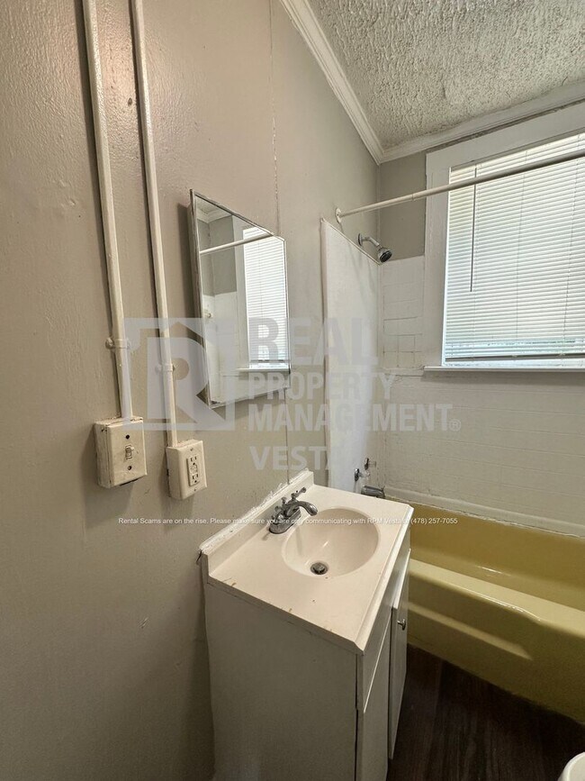 Building Photo - 1596 Burton Ave