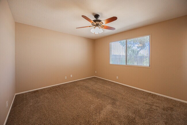 Building Photo - 2812 S Cottonwood Dr