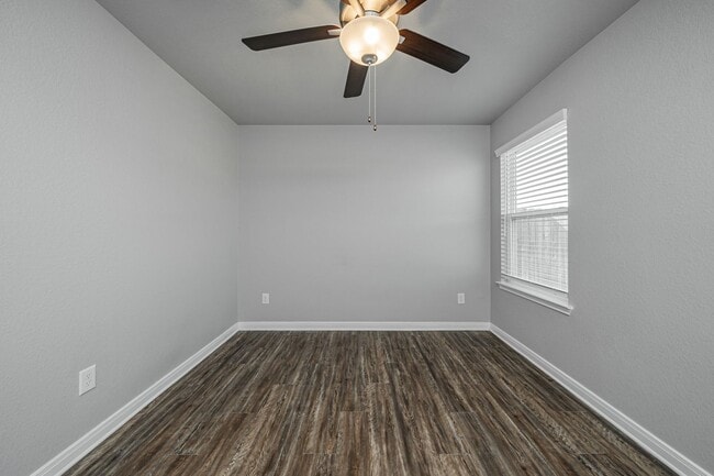 Building Photo - 628 Hollyhock Dr