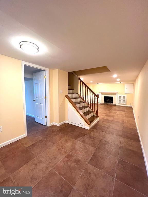Building Photo - 2220 Primrose Dr