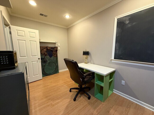 Building Photo - Move in ready for August!