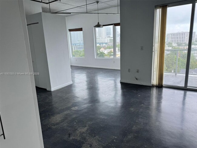 Building Photo - 10 SW South River Dr