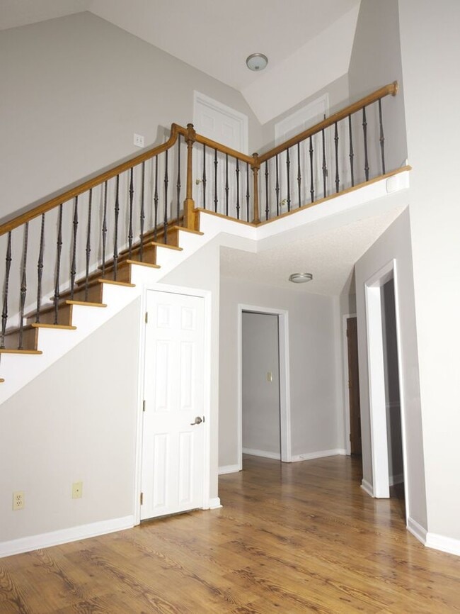 Building Photo - 104 Victoria Dr