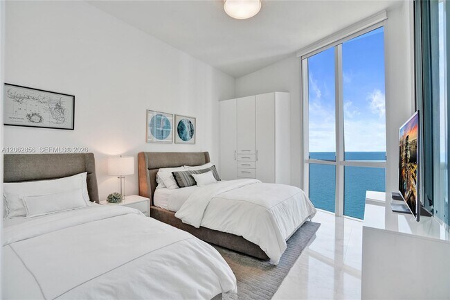 Building Photo - 16001 Collins Ave