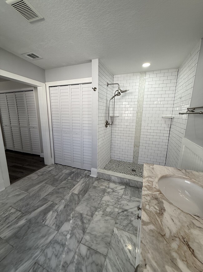 Building Photo - 5904 N Eustace Ave