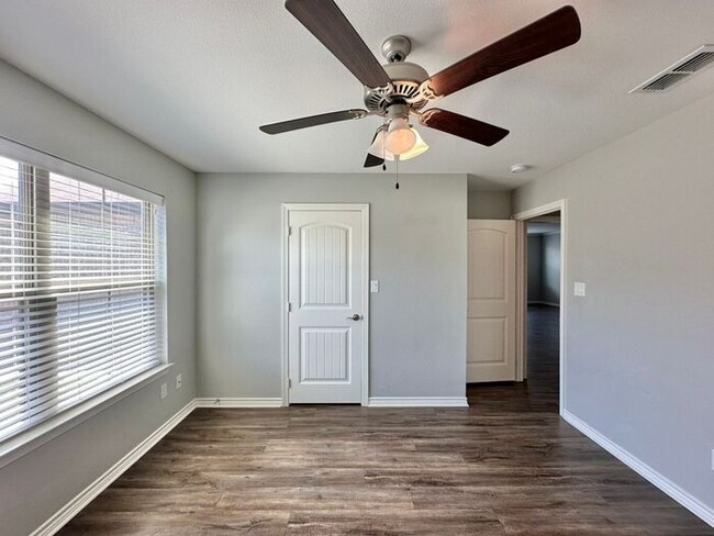 Building Photo - Available Now! 3 Bed 2 Bath in Flint!