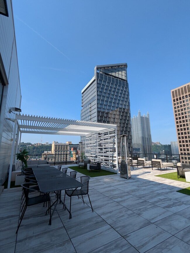 Building Photo - Gorgeous 2 Bedroom 2 Bathroom Downtown Condo with Epic Views and Free Parking