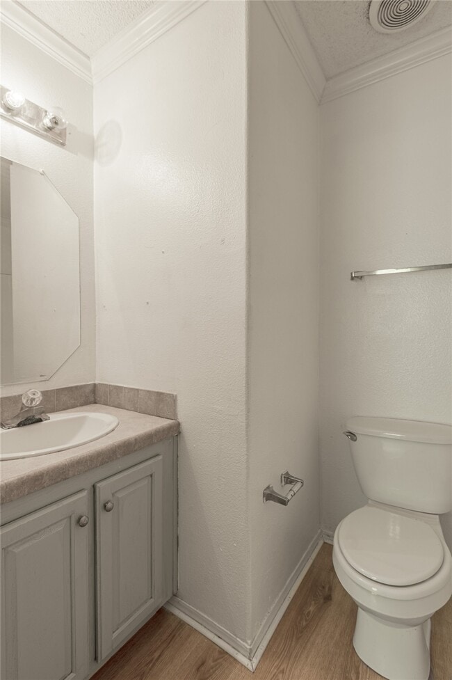 Building Photo - 112 Varsity Dr