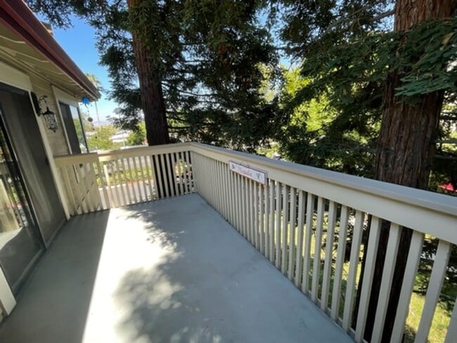 Building Photo - Pleasanton Townhouse, 2 Bed 2 Bath Upstairs End Unit, Private Patio, 2 parking spots, Close to do...