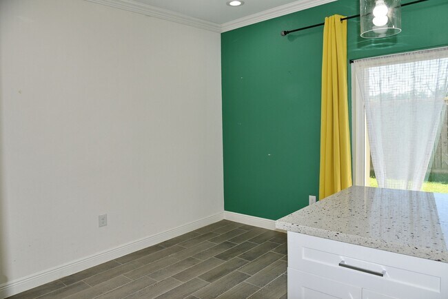 Building Photo - 5046 Van Fleet St