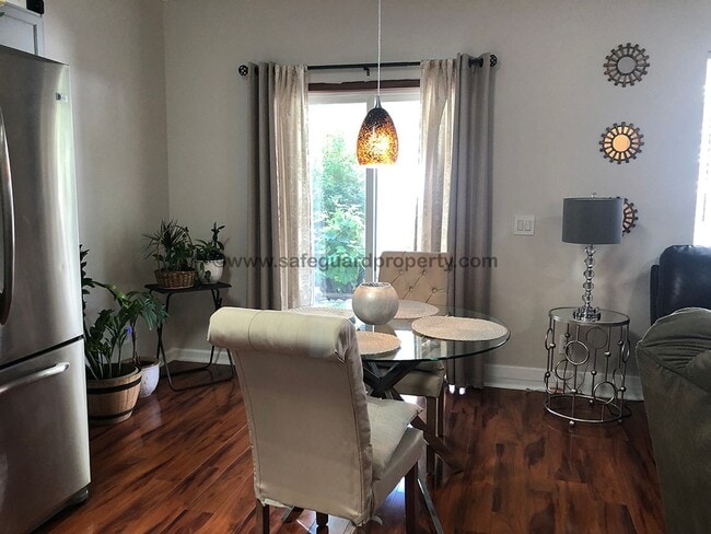 Building Photo - Beautiful Townhome in Wonderful Gated Comm...