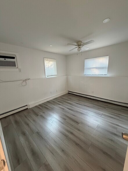Building Photo - 74 Hempstead Dr