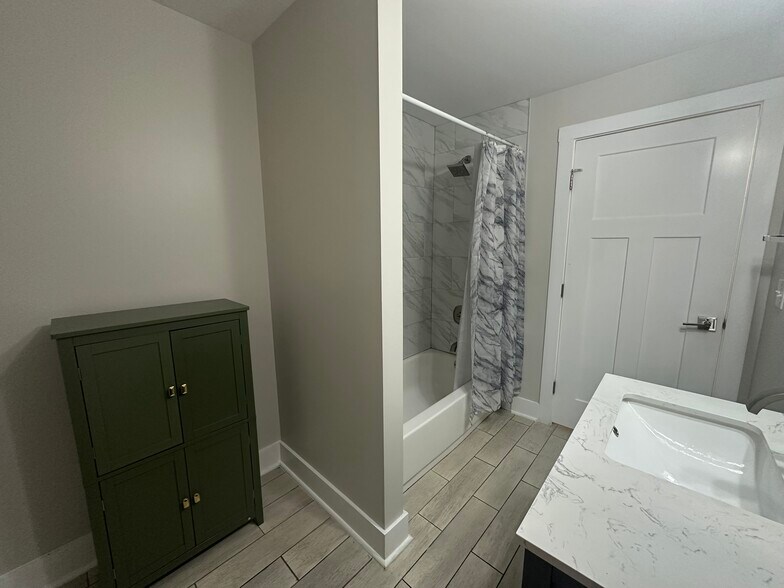 Building Photo - 569 Woods Dr NW