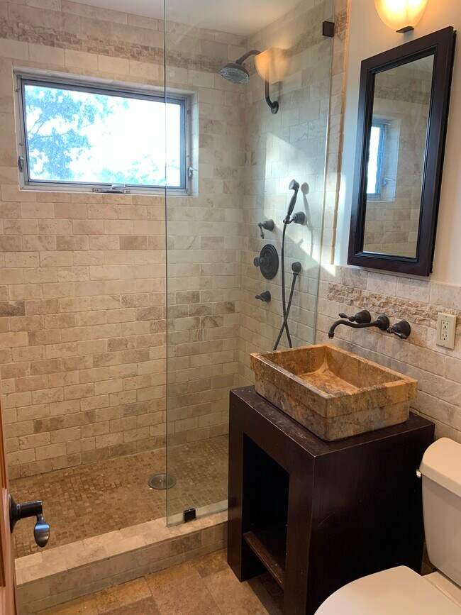 Building Photo - 1638 W Kilbourn St