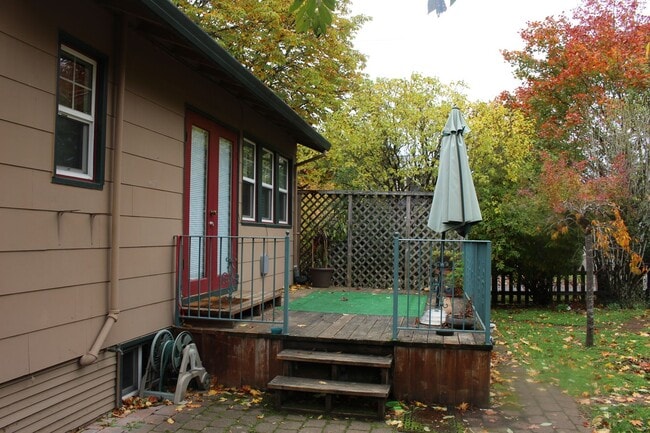 Building Photo - Charming bungalow with bonus office or Art...