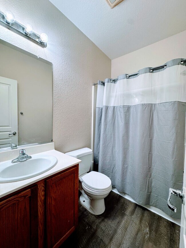 Building Photo - !!Get $200 OFF!! 3BR SFR w/ Tandem Garage & Fenced Yard near Boxwood St