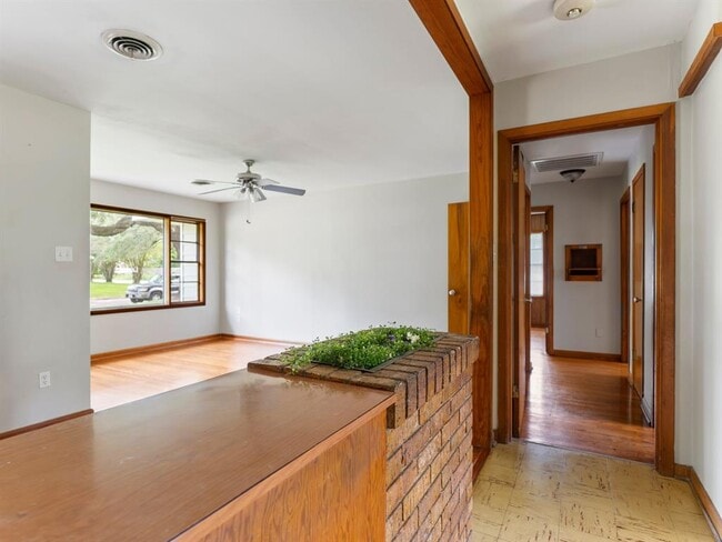 Building Photo - 2112 Hillcrest Dr