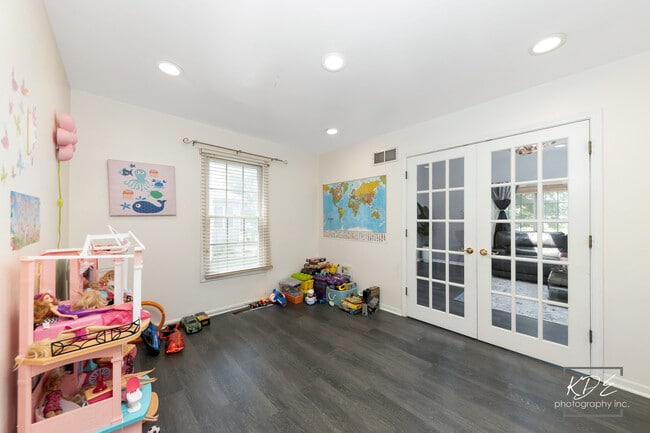 Building Photo - 3730 Baybrook Dr