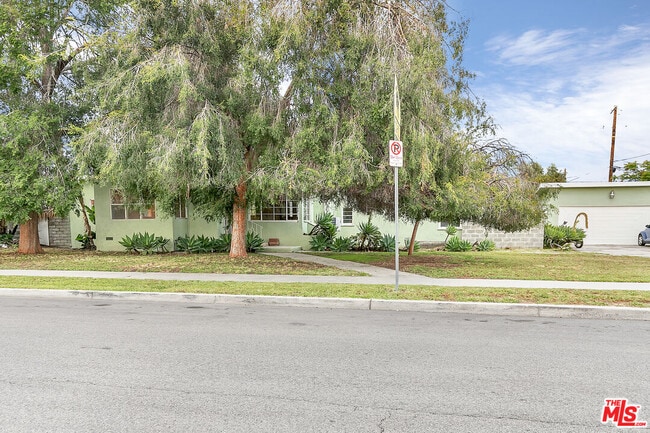 Building Photo - 7854 Goll Ave