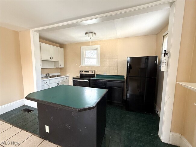 Building Photo - 153 N Sycamore St