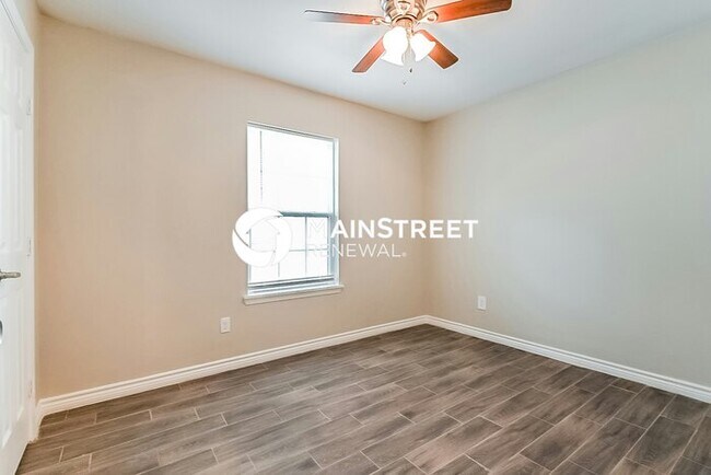 Building Photo - 3 Bedroom Pet-Friendly Home in Dallas, TX with Main Street Renewal
