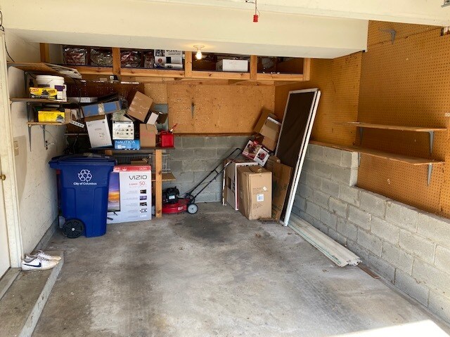 Building Photo - 942 Pebblelane Dr